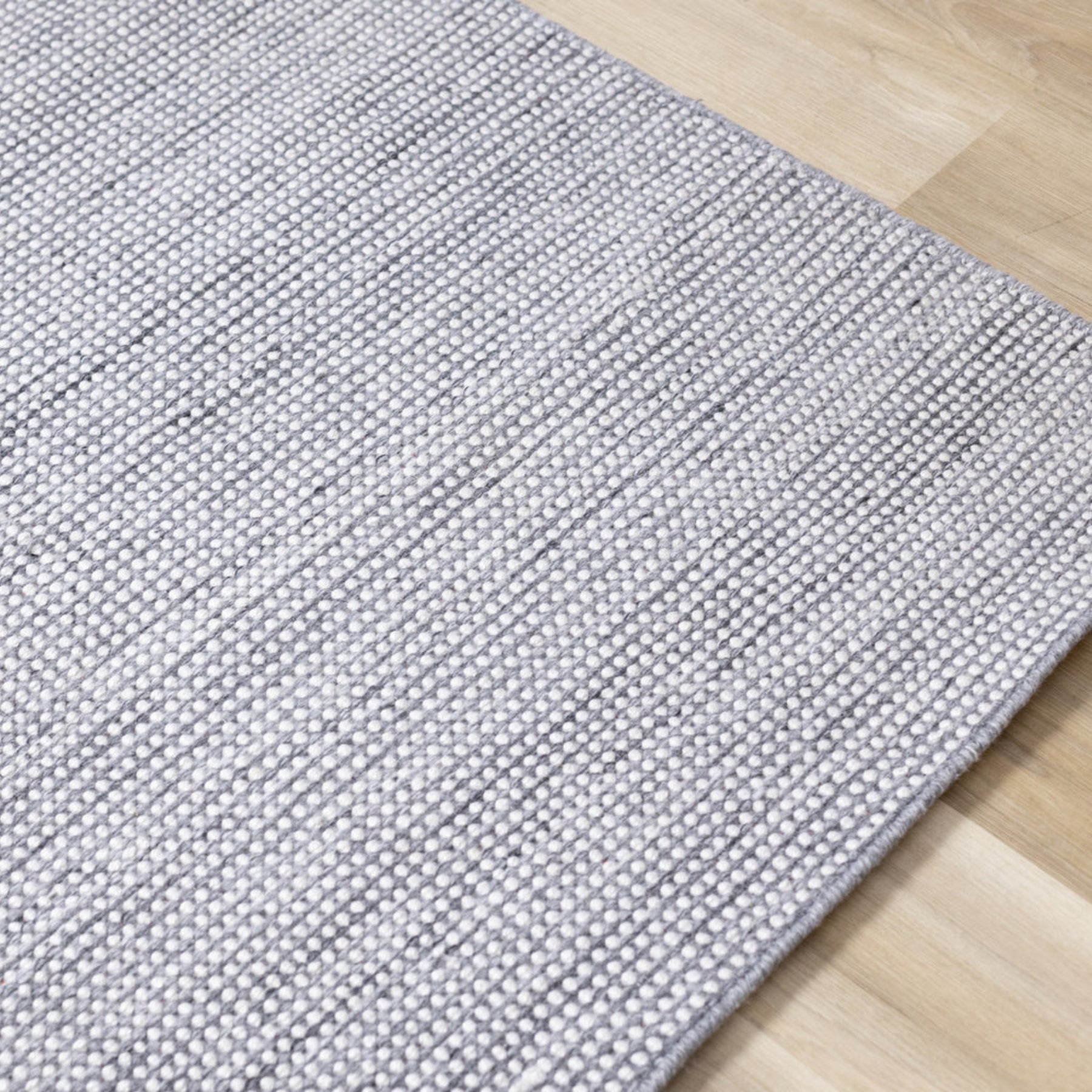 5x7 Grey & White Knotted Aspen Rug