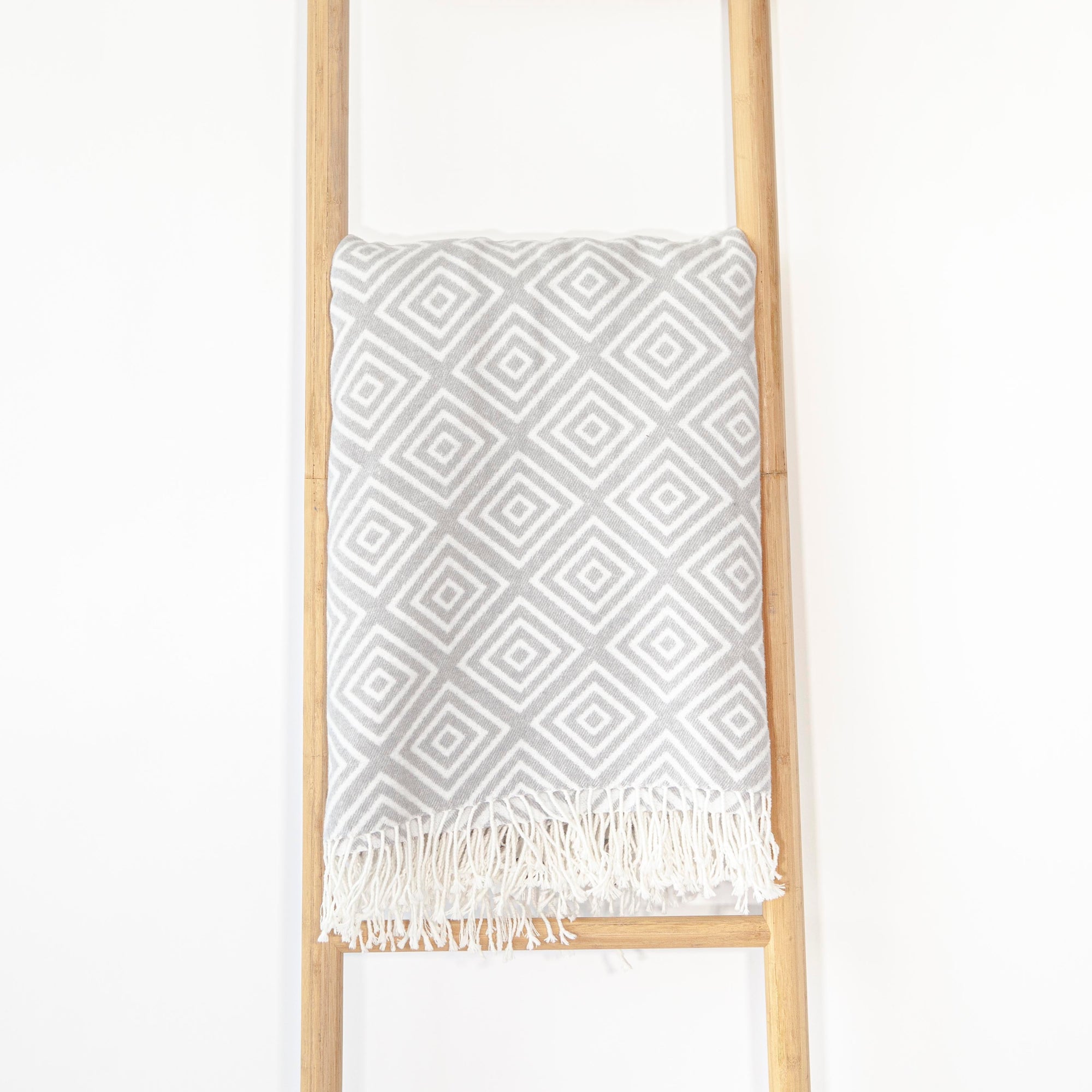 Queen Grey & White Diamonds